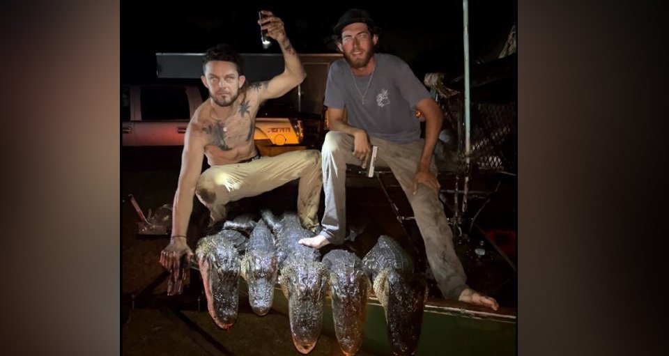 Jacob Latreille y otro hombre posan junto a caimanes muertos. 
Imagen extraída de Snapchat y compartida por la FWC como evidencia del caso.