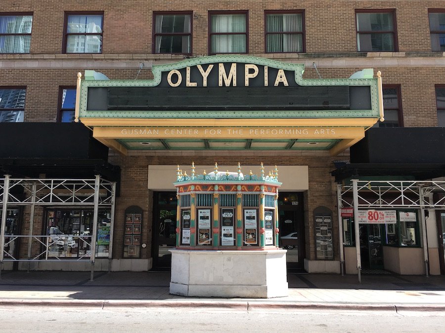 Fachada del histórico Olympia Theater en el centro de Miami, con su marquesina Art Deco y la taquilla central decorada. Imagen cortesía de CityofMiami.gov.