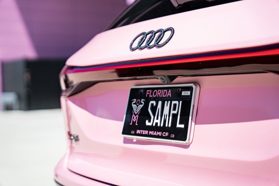 Placa oficial de Inter Miami CF en Audi rosa.