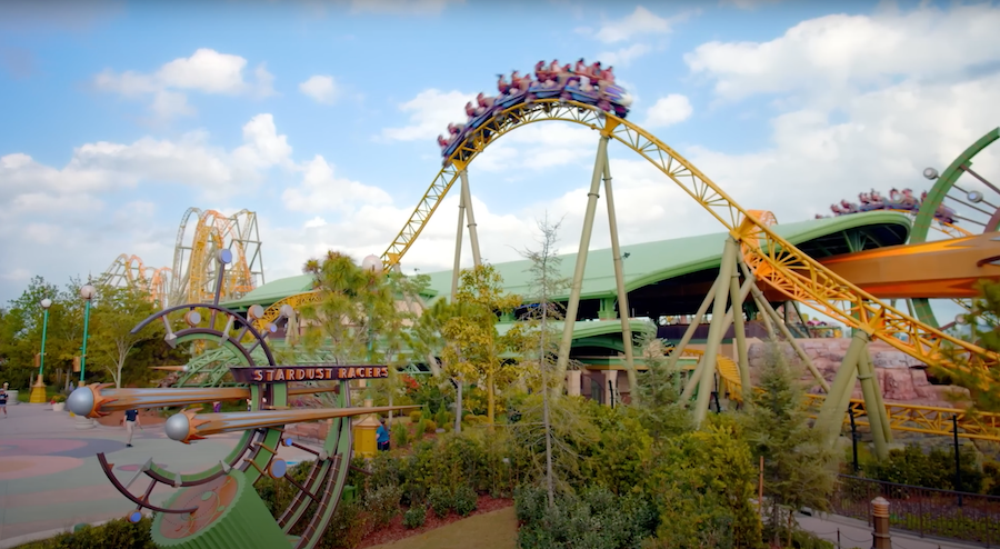 Captura de la montaña rusa Stardust Racers en Epic Universe, actualmente cerrada tras la muerte de un visitante. La imagen muestra parte de la estructura metálica de la atracción en el parque temático de Universal Orlando.