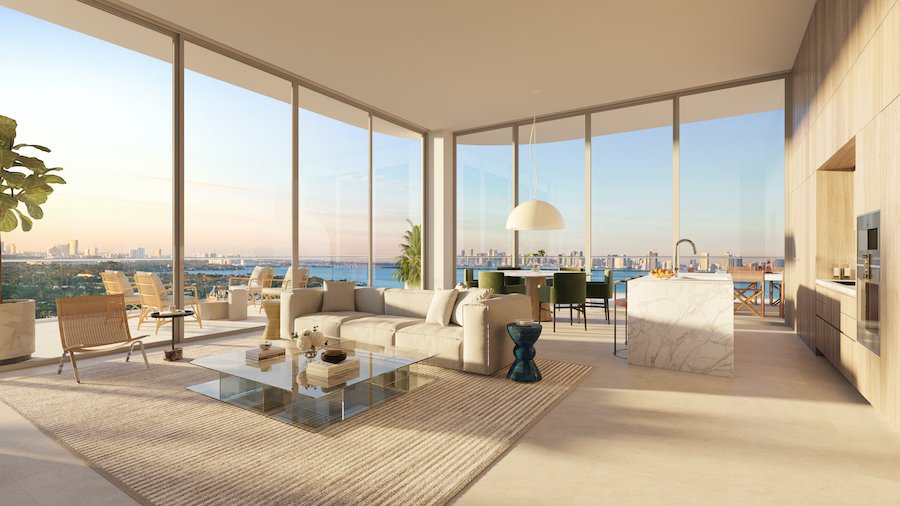 Sala con ventanales de piso a techo en 72 Carlyle, diseñada por Piero Lissoni.