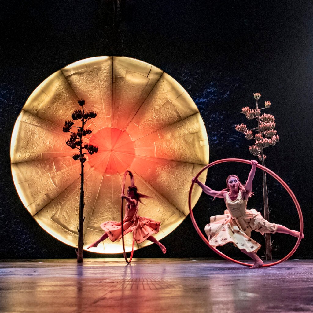 Escena del espectáculo LUZIA con artistas actuando bajo la lluvia. El Cirque du Soleil llega a Miami con su show más visual en febrero de 2026.