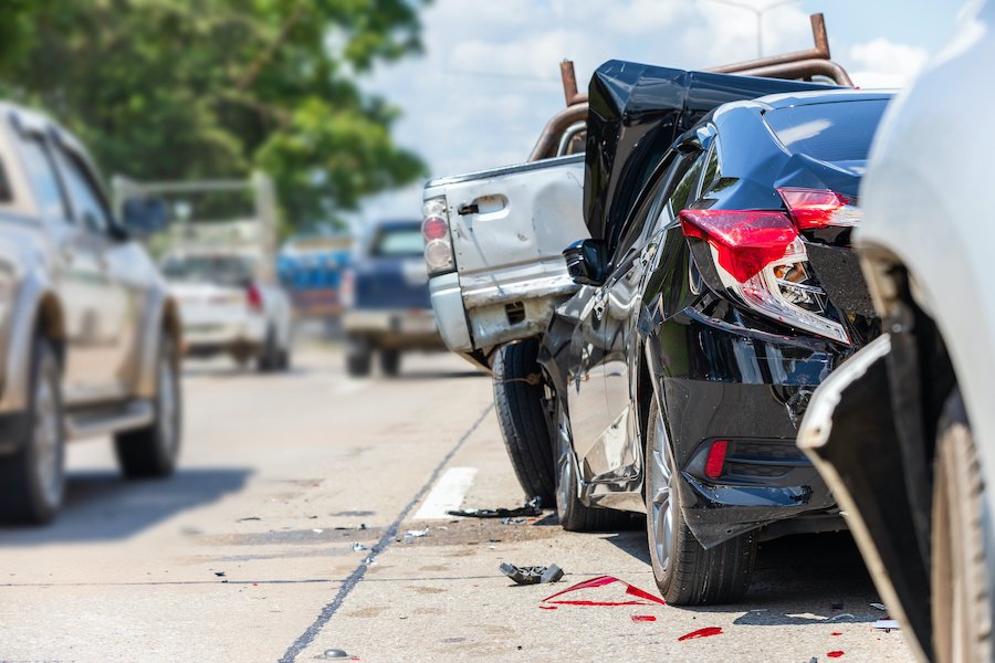 Vehículo involucrado en accidente leve detenido en una calle de Florida. La nueva ley HB 479 obliga a los conductores que huyen a pagar por los daños