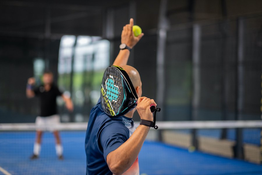 Dos personas jugando padel. Imagen de Freepik