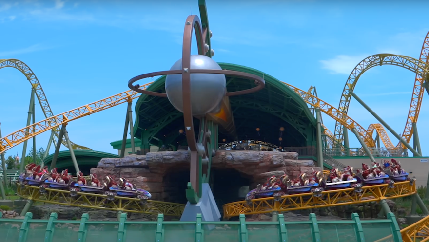 Montaña rusa Stardust Racers operando en Epic Universe, con trenes en movimiento y elementos de alta velocidad.